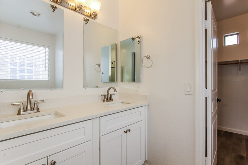 2,235/Mo, 7206 W Alta Vista Rd Laveen, AZ 85339 Main Bathroom View