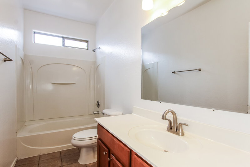 2,235/Mo, 7206 W Alta Vista Rd Laveen, AZ 85339 Bathroom View