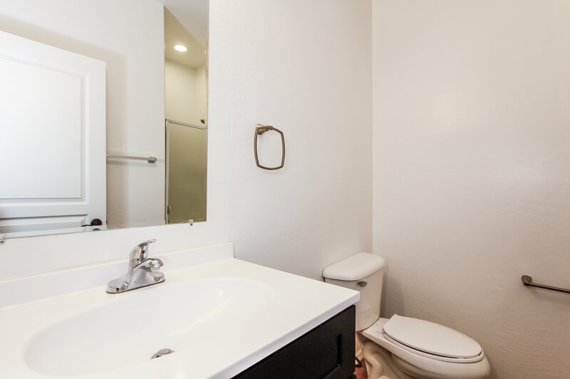 2,235/Mo, 7206 W Alta Vista Rd Laveen, AZ 85339 Bathroom View 2