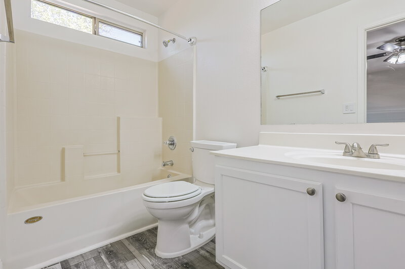 2,110/Mo, 1480 S Boulder St Unit D Gilbert, AZ 85296 Main Bathroom View