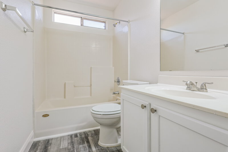 2,110/Mo, 1480 S Boulder St Unit D Gilbert, AZ 85296 Bathroom View 2