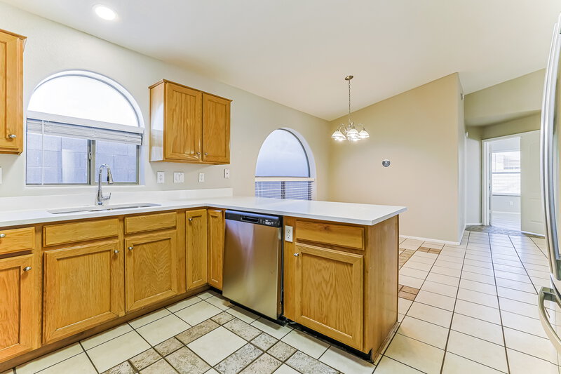 2,040/Mo, 1744 E Erie St Gilbert, AZ 85295 Kitchen View