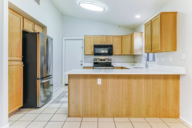 2,040/Mo, 1744 E Erie St Gilbert, AZ 85295 Kitchen View 2