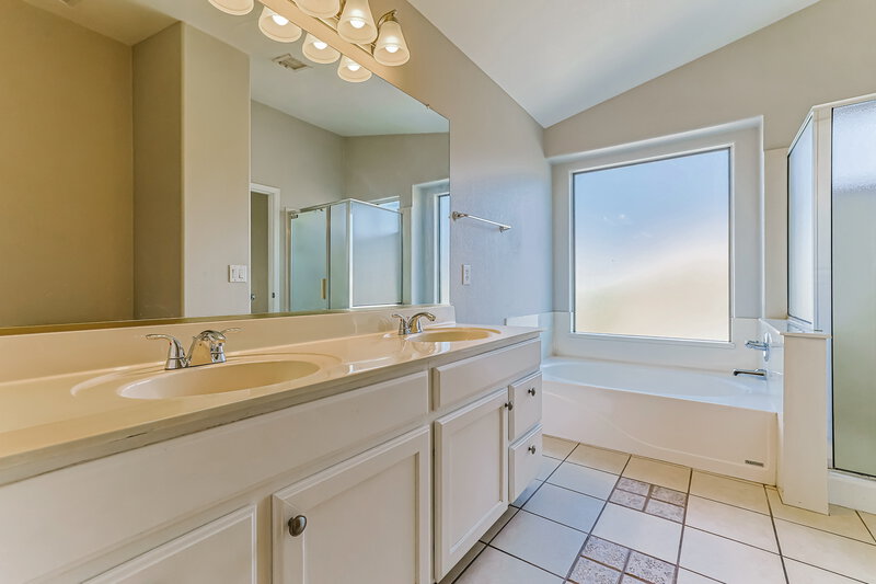 2,040/Mo, 1744 E Erie St Gilbert, AZ 85295 Main Bathroom View