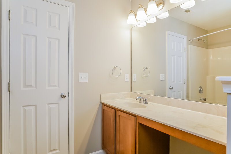 1,990/Mo, 5825 Bryanstone Pl Raleigh, NC 27610 Main Bathroom View