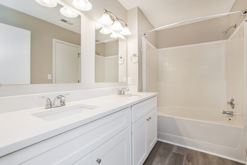 3,380/Mo, 108 N Honey Springs Ave Fuquay Varina, NC 27526 Main Bathroom View