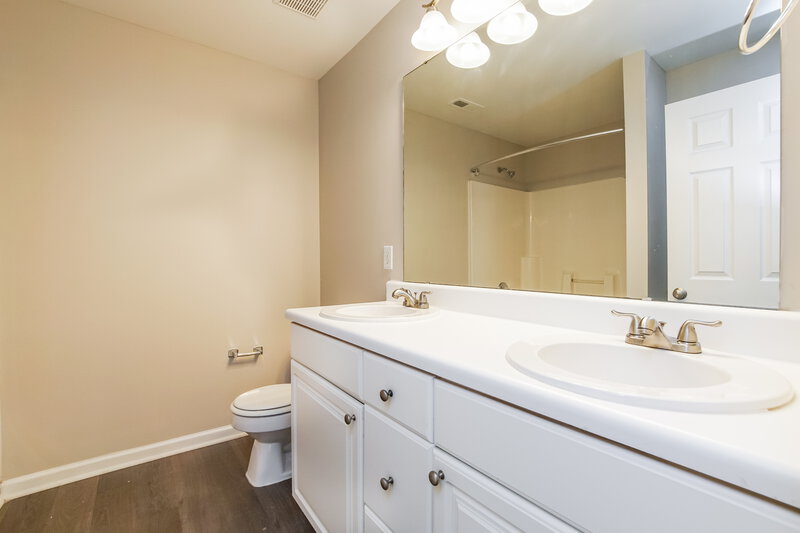 2,090/Mo, 209 Ber Creek Dr Fuquay Varina, NC 27526 Main Bathroom View