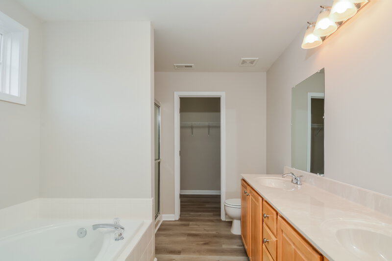 2,175/Mo, 4005 Iverson St Raleigh, NC 27604 Main Bathroom View