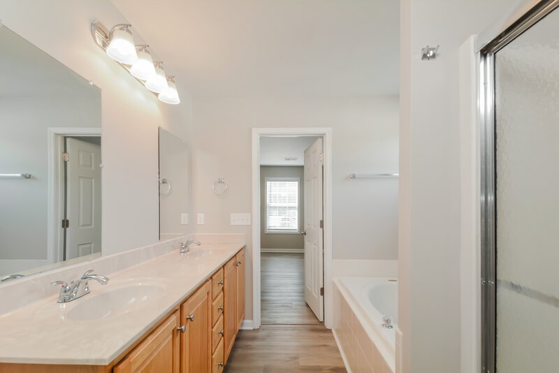 2,175/Mo, 4005 Iverson St Raleigh, NC 27604 Main Bathroom View 2