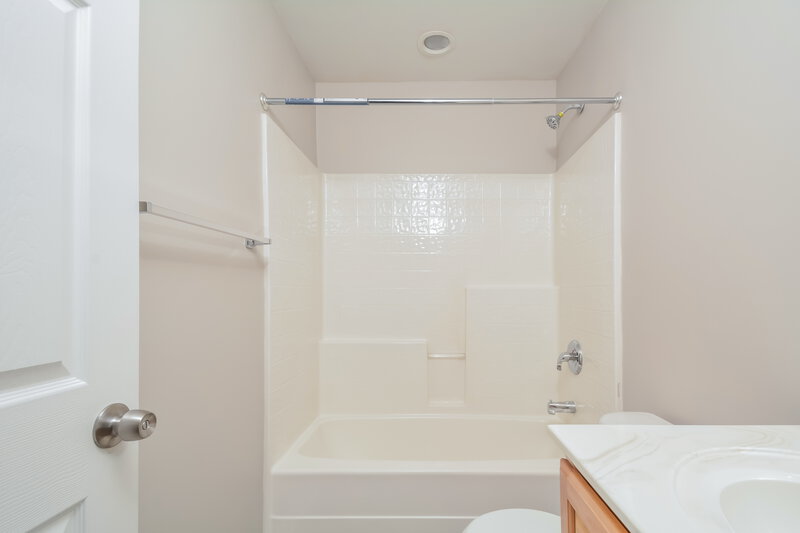 2,175/Mo, 4005 Iverson St Raleigh, NC 27604 Bathroom View