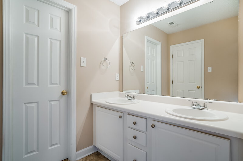 1,650/Mo, 5609 Tealbrook Dr Raleigh, NC 27610 Main Bathroom View