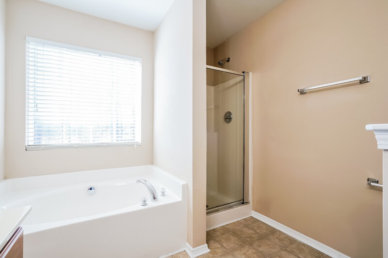 1,750/Mo, 1013 Lockberry Ct Clayton, NC 27520 Main Bathroom View