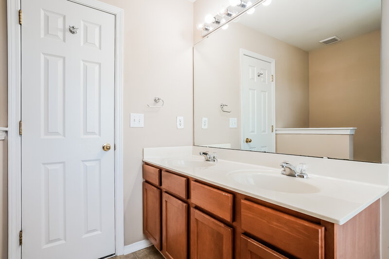 1,750/Mo, 1013 Lockberry Ct Clayton, NC 27520 Main Bathroom View 2