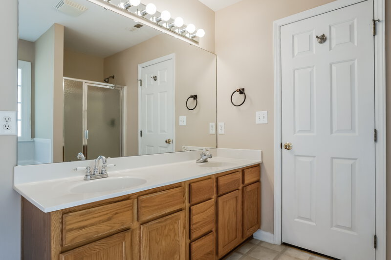 2,065/Mo, 809 E Ivy Valley Dr Fuquay Varina, NC 27526 Main Bathroom View