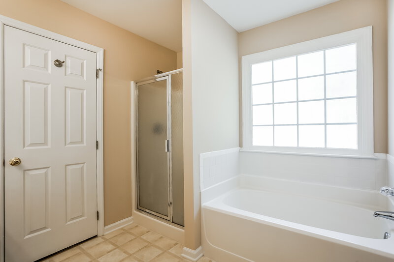 2,065/Mo, 809 E Ivy Valley Dr Fuquay Varina, NC 27526 Main Bathroom View 2