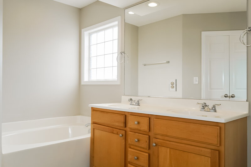 2,020/Mo, 8115 Willowglen Dr Raleigh, NC 27616 Main Bathroom View