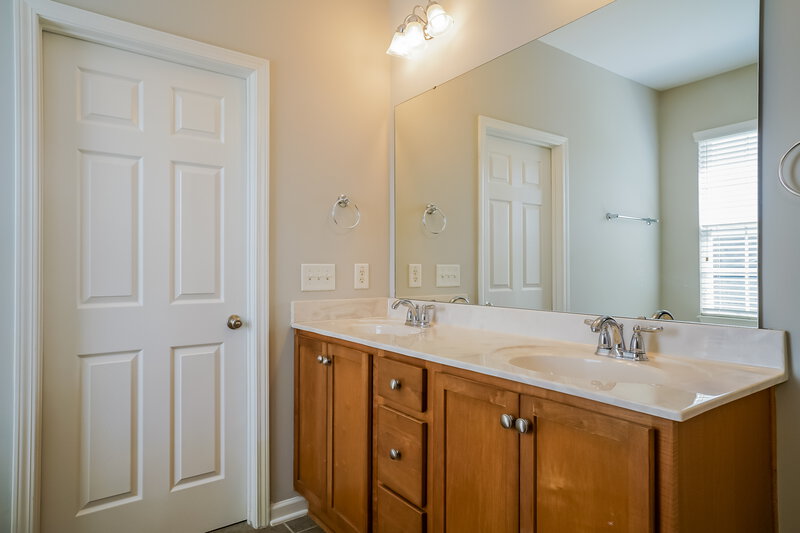 2,035/Mo, 517 Ashgreen Ct Rolesville, NC 27571 Main Bathroom View