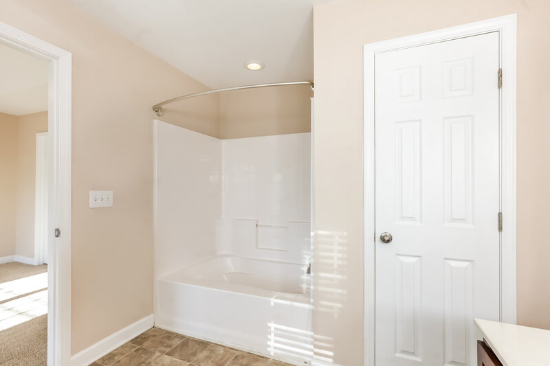 2,090/Mo, 2545 Spring Oaks Way Raleigh, NC 27614 Main Bathroom View