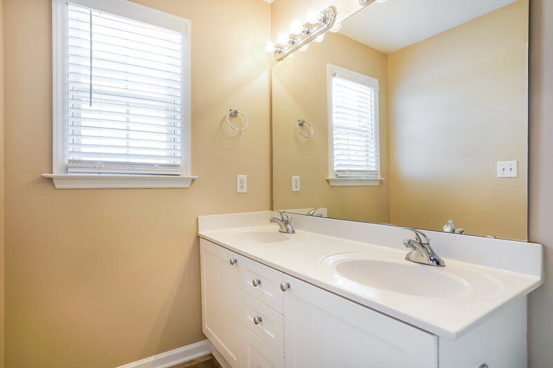 1,595/Mo, 2000 Persimmon Ridge Dr Raleigh, NC 27604 Main Bathroom View