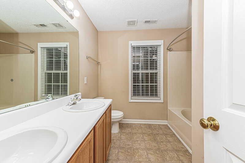 1,875/Mo, 4737 Tommans Trl Raleigh, NC 27616 Main Bathroom View