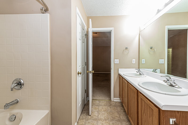 1,875/Mo, 4737 Tommans Trl Raleigh, NC 27616 Main Bathroom View 2