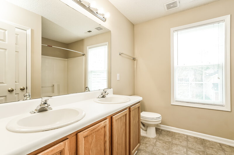 1,870/Mo, 4737 Tommans Trl Raleigh, NC 27616 Main Bathroom View