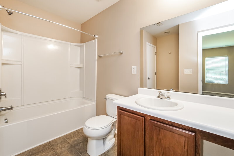 2,800/Mo, 40 Norwich Dr Clayton, NC 27520 Main Bathroom View