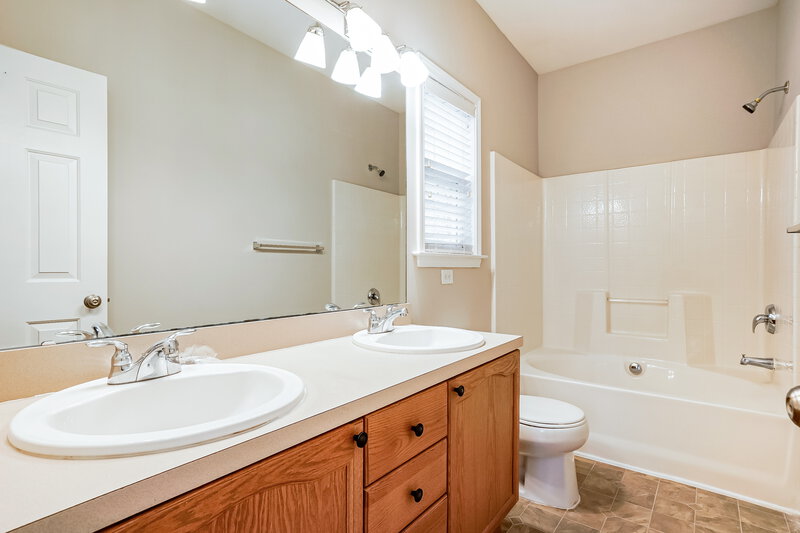 1,770/Mo, 2453 Sapphire Valley Dr Raleigh, NC 27604 Main Bathroom View