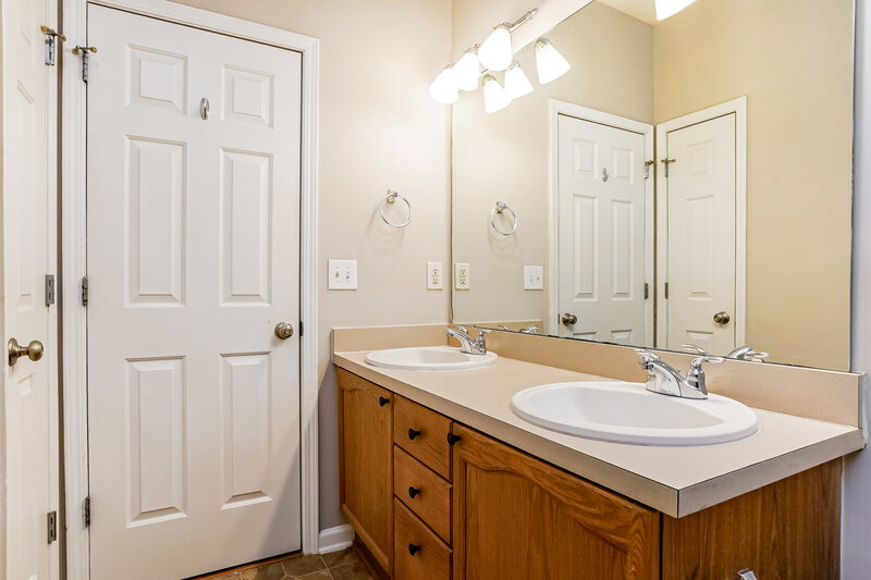 1,770/Mo, 2453 Sapphire Valley Dr Raleigh, NC 27604 Main Bathroom View 2