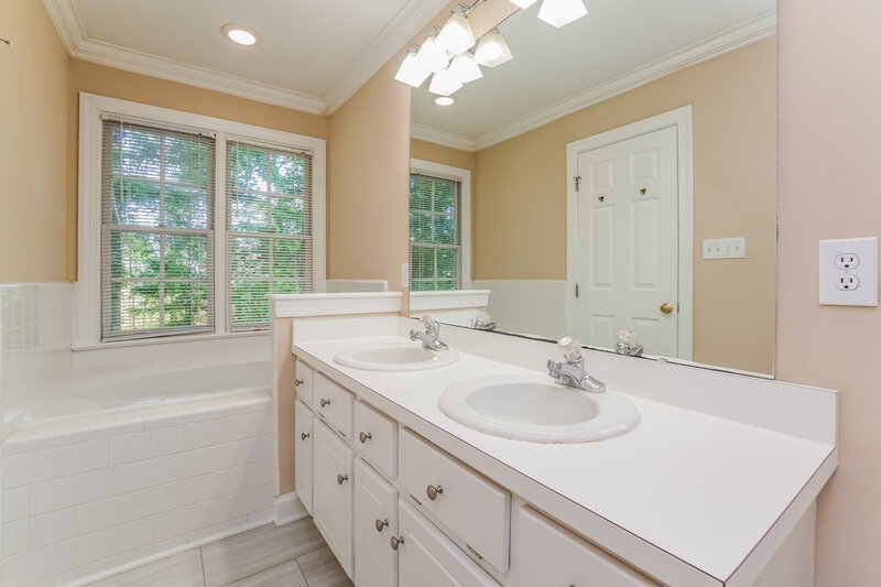 2,520/Mo, 4813 Forest Highland Dr Raleigh, NC 27604 Main Bathroom View