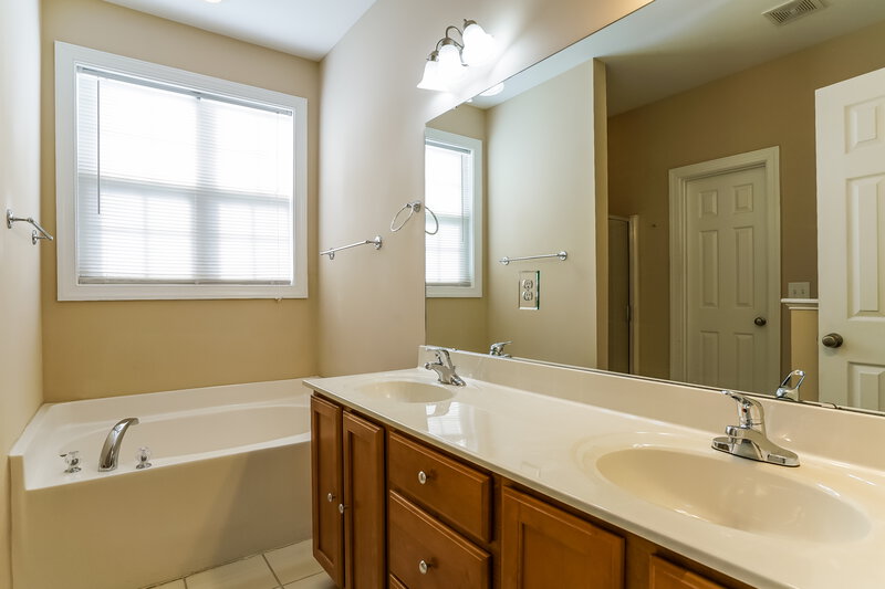 1,910/Mo, 1616 Maizefield Ln Fuquay Varina, NC 27526 Main Bathroom View
