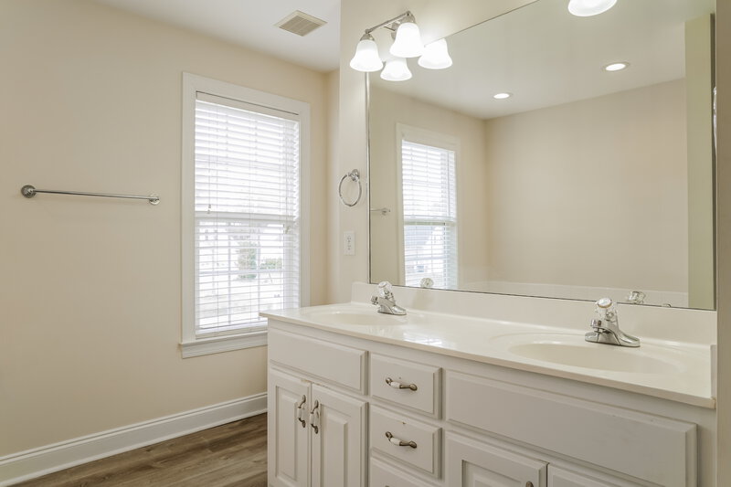 2,200/Mo, 94 Great Oak Dr Garner, NC 27529 Main Bathroom View