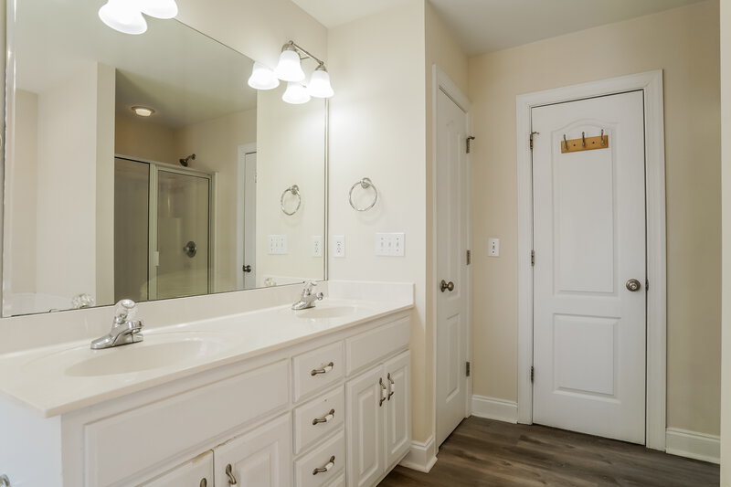 2,200/Mo, 94 Great Oak Dr Garner, NC 27529 Main Bathroom View 2