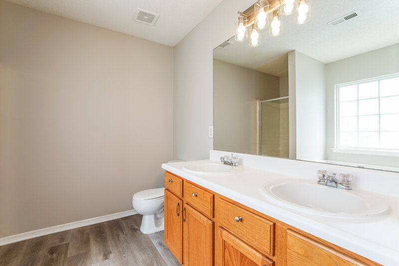 2,255/Mo, 3048 Bethwicke Ct Raleigh, NC 27604 Main Bathroom View