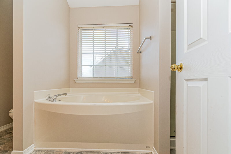 1,830/Mo, 1017 Dewberry Ct Clayton, NC 27520 Main Bathroom View