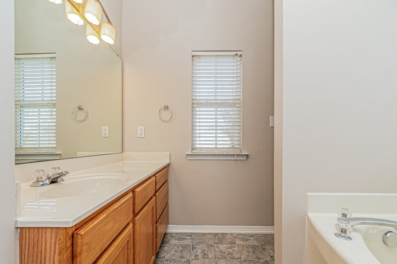 1,830/Mo, 1017 Dewberry Ct Clayton, NC 27520 Main Bathroom View 2