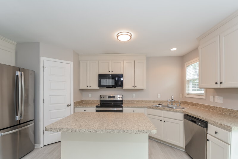 2,640/Mo, 1218 Braemar Highland Dr Zebulon, NC 27597 Kitchen View