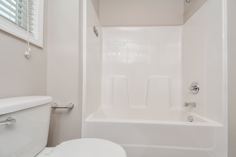 2,640/Mo, 1218 Braemar Highland Dr Zebulon, NC 27597 Bathroom View