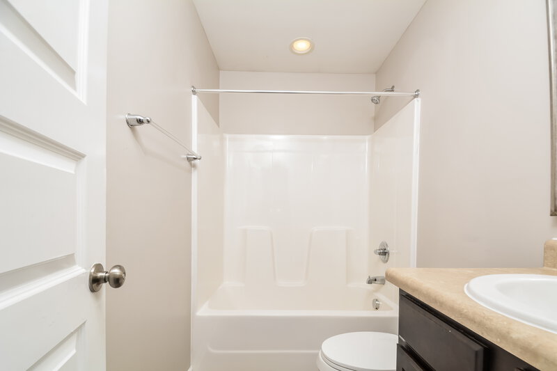 2,640/Mo, 1218 Braemar Highland Dr Zebulon, NC 27597 Bathroom View 2