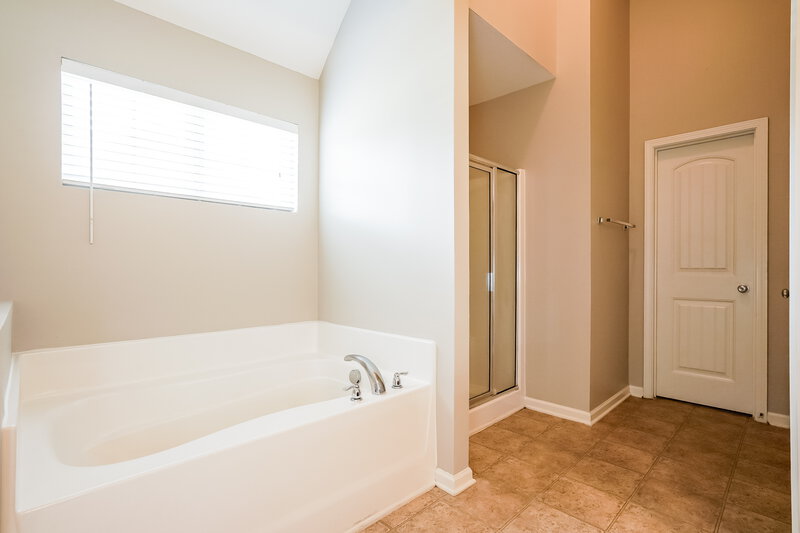 2,280/Mo, 5045 Stonewood Pines Dr Knightdale, NC 27545 Main Bathroom View