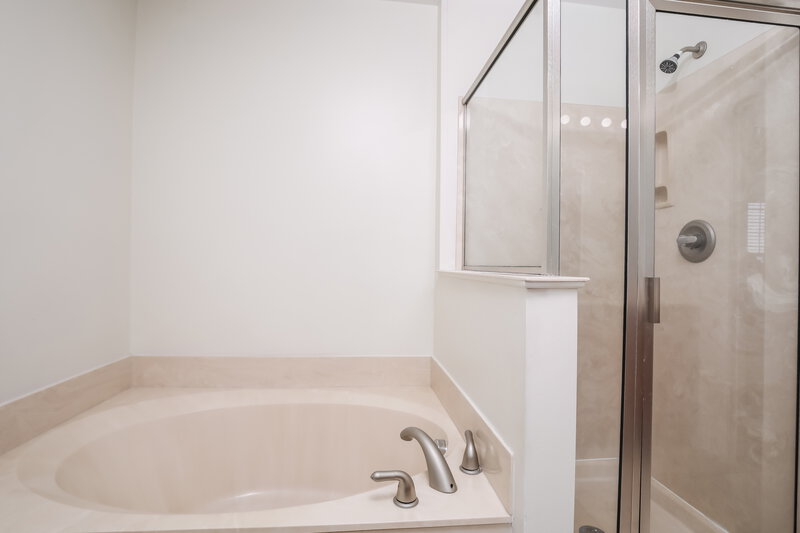 1,885/Mo, 3151 La Costa Way Raleigh, NC 27610 Main Bathroom View 2