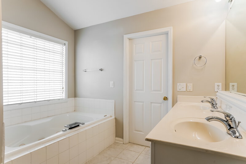 1,800/Mo, 512 Waterford Dr Clayton, NC 27520 Main Bathroom View