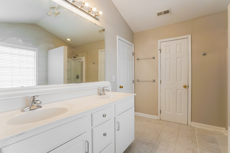 1,800/Mo, 512 Waterford Dr Clayton, NC 27520 Main Bathroom View 2