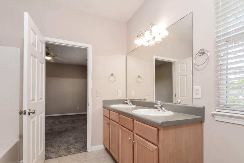 2,000/Mo, 648 Ashbrittle Dr Rolesville, NC 27571 Main Bathroom View