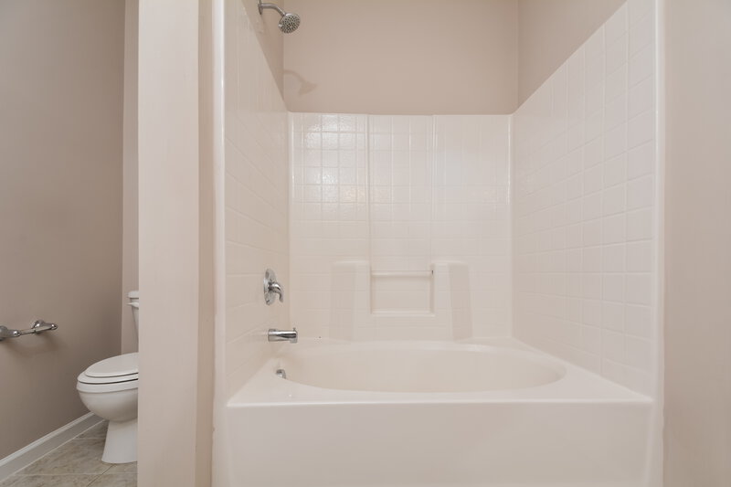 2,000/Mo, 648 Ashbrittle Dr Rolesville, NC 27571 Main Bathroom View 2