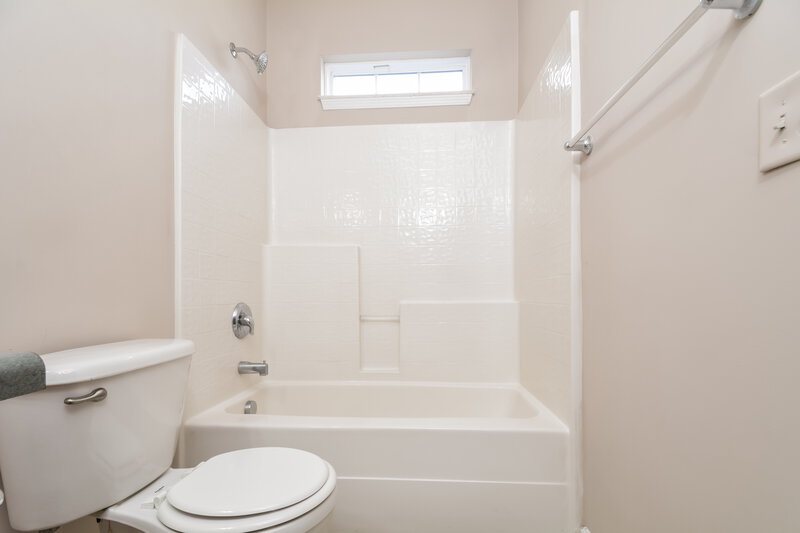2,000/Mo, 648 Ashbrittle Dr Rolesville, NC 27571 Bathroom View