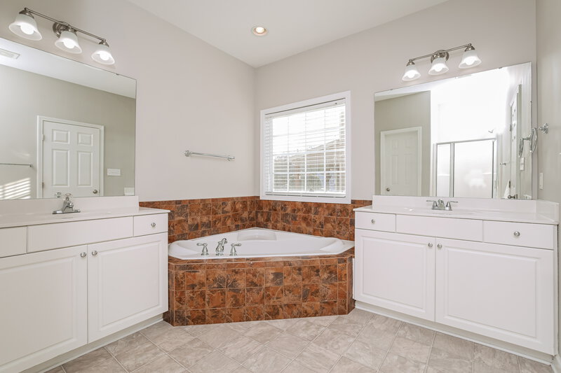 1,925/Mo, 1214 Braemar Highland Dr Zebulon, NC 27597 Main Bathroom View