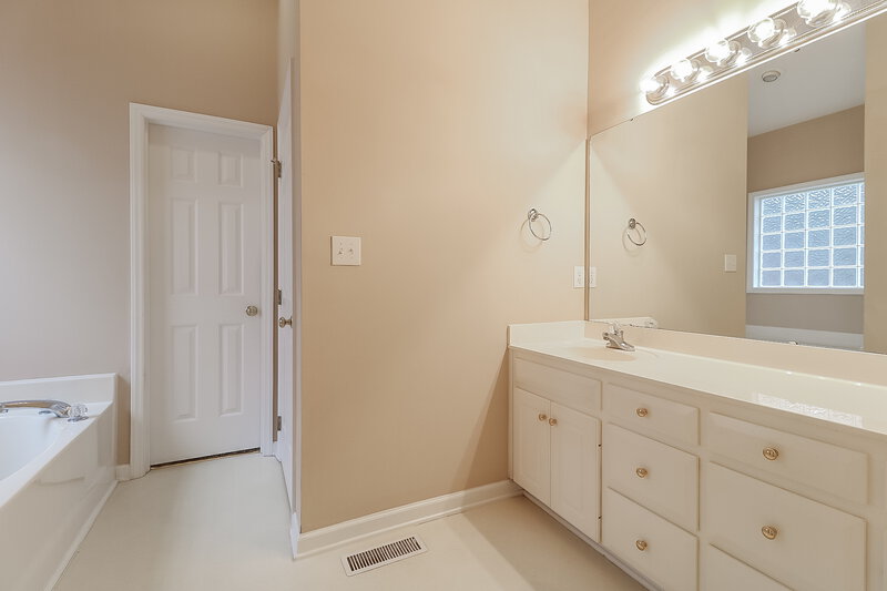 1,790/Mo, 115 Lily Crossing Clayton, NC 27527 Main Bathroom View