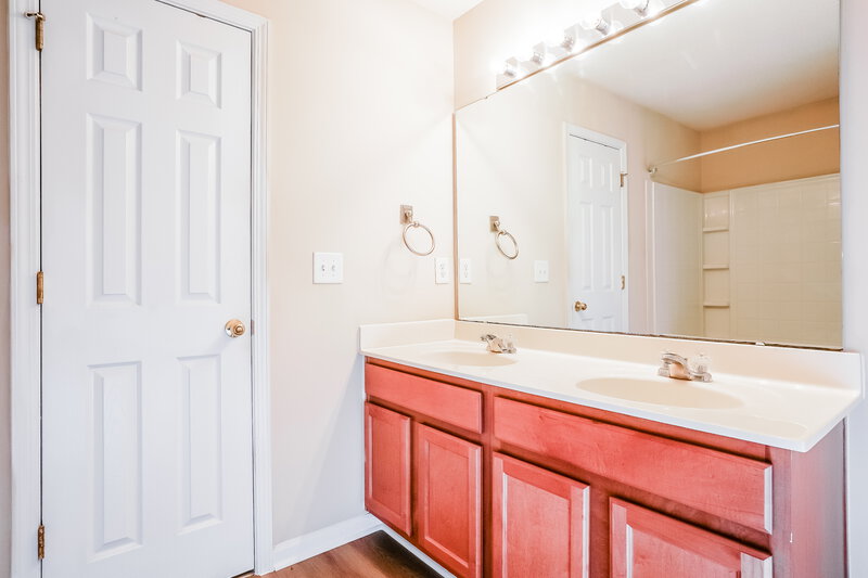 2,260/Mo, 51 Valleyfield Dr Clayton, NC 27527 Main Bathroom View