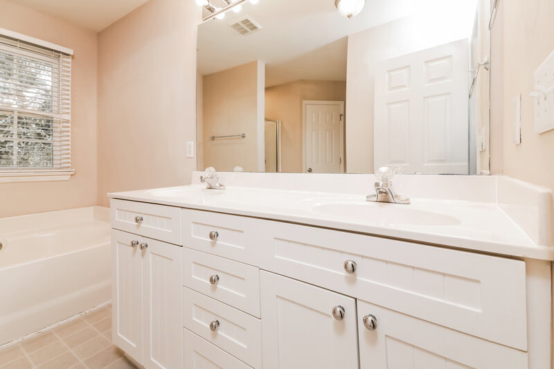 2,145/Mo, 7701 Harps Mill Woods Run Raleigh, NC 27615 Main Bathroom View